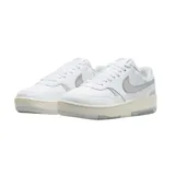 Zapatillas urbanas Nike Gamma Force, color blanco con detalles plateados.