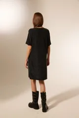 Vestido negro corto de manga corta, holgado y con cuello a la base.