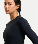 Remera deportiva negra de poliamida con protección UV, mangas largas y corte raglán.