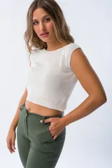 Musculosa blanca de tejido de punto calado, con cuello redondo y sisas anchas.