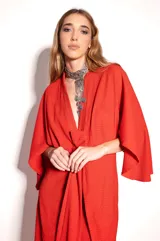 Vestido largo tipo kimono color rojo, de crepe texturado, con mangas amplias y tiras ajustables en la cintura.