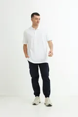 Remera polo gris de manga corta con cuello clásico y tapeta de dos botones.