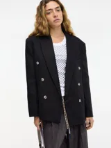 Blazer blanco de corte clásico con solapas y doble botonadura.