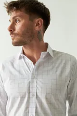 Camisa de hombre a rayas verticales celestes y blancas, corte slim fit, manga larga, logo bordado en el pecho y cartera con botones.