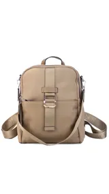 Mochila color beige combinada en tela impermeable y cuero sintético, con correa corta para usar como cartera. Incluye un bolsillo grande con cierre al frente y bolsillos laterales.