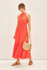 Vestido midi color coral con escote halter, volados en el cuello y ruedo con volado.