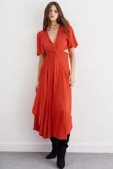 Vestido midi color naranja con escote en V, mangas cortas con volados, corte en la cintura con detalle de nudo y abertura en los laterales.