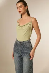 Body de bretel fino, color negro, con cuello buche drapeado y ajuste al cuerpo.