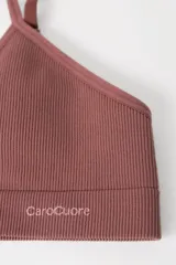 Conjunto de ropa interior color rosa viejo, compuesto por un corpiño sin aro de breteles finos y una bombacha tipo colaless.