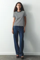 Camiseta marrón de algodón con cuello redondo y mangas cortas.