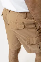 Bermuda color beige con bolsillos laterales tipo cargo, de corte recto.