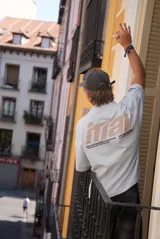Remera negra de algodón con estampado en la espalda con el logo de la marca en color beige.