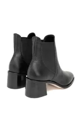 Botines Chelsea negros de cuero con elástico lateral y tacón bloque.
