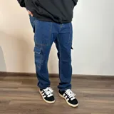 Pantalón de jean azul, corte recto, con bolsillos cargo laterales.