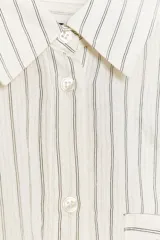 Camisa de manga larga con cuello solapa, color blanco con rayas verticales grises y bolsillo de parche en el pecho.