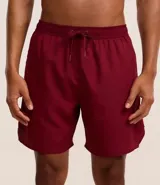 Bermuda deportiva masculina color gris oscuro, confeccionada en poliéster con textura perforada y cintura ajustable con lazo.