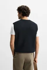 Chaleco de punto azul marino con cuello en V y diseño acanalado.