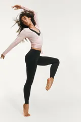 Calza de yoga negra de tiro alto, confeccionada en tejido funcional SoftMove™ con tecnología Lycra® Sport y DryMove™.