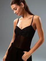 Body negro de breteles finos con escote en V y parte superior con brillos.