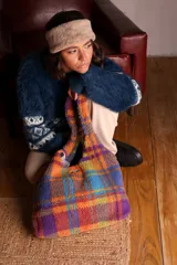 Bolso tote de hombro de corderito sintético con estampado a cuadros en tonos naranja, azul, verde y violeta. Forro de algodón a cuadros blancos y negros.