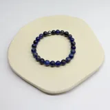 Pulsera elástica con cuentas de sodalita azul de 8 mm de diámetro y separador de acero hipoalergénico.