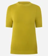 Blusa femenina de viscosa color amarillo mostaza, con cuello redondo y manga corta. Presenta un efecto de punto y terminaciones acanaladas en cuello, mangas y ruedo.