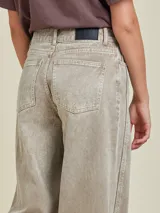 Pantalón de jean de corte recto, color verde oliva con efecto desgastado.