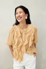 Camisa negra de tencel liviana con volados románticos y manga corta.
