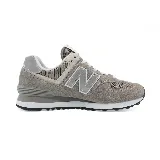 Championes urbanos New Balance modelo Classics Traditionnels, color gris con detalles en blanco, confeccionados en gamuza y malla, con logo "N" característico en los laterales y entresuela ENCAP.