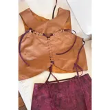 Top de cuero ovino color caramelo con detalles artesanales en pasamanería color fucsia vintage.