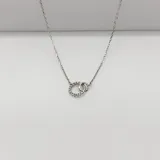 Conjunto de dos collares de plata 925 con dije de aro. El collar superior tiene un dije rectangular con circonias y el collar inferior tiene un dije circular liso.