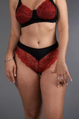Bombacha tiro alto, confeccionada en lycra y puntilla elastizada bicolor roja y negra.