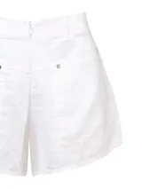 Short color marrón claro de lino orgánico, de tiro alto, calce holgado y bolsillos laterales.