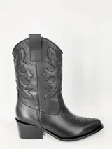 Bota texana negra de cuero con bordados y terminación en punta.