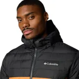Campera puffer negra con capucha, cierre frontal completo, bolsillos laterales con cierre y logo de Columbia bordado en blanco en el pecho.