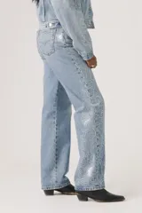 Pantalón de jean celeste de corte recto con detalles de strass en los laterales.