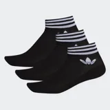 Pack de tres pares de medias Adidas cortas negras con logo del trifolio blanco y tres rayas blancas en el puño.