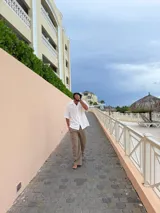 Pantalón de lino color beige, de corte amplio y con cordón ajustable en la cintura.