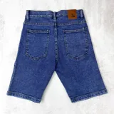 Bermuda de jeans color azul con corte clásico y detalles de costura.