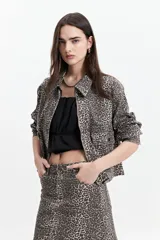 Campera de jean azul oscuro de corte relajado.