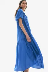 Vestido midi azul con escote cuadrado con cordón ajustable, mangas cortas abullonadas y falda con volantes.