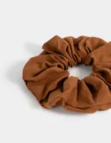 Maxi scrunchie de suede color rosa.