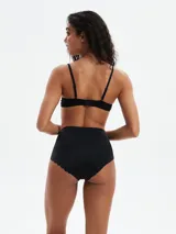 Bombacha de tiro alto, color negro, con efecto de compresión y terminaciones lisas.