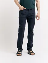 Pantalón de vestir de corte slim fit, color negro.