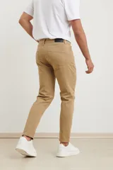 Pantalón verde de corte moderno y diseño casual, ideal para uso diario.