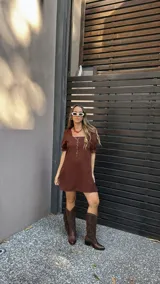 Vestido corto marrón con escote cuadrado, mangas cortas abullonadas con elástico y corte recto.