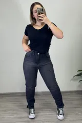 Pantalón jean gris oscuro, corte mom, tiro alto, con tajo en el ruedo.