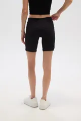 Short negro de poliamida, corte al cuerpo y calce medio.