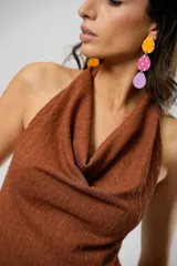 Musculosa marrón de punto con cuello drapeado y espalda descubierta.