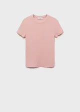 Camiseta rosa de tejido de punto con cuello redondo y mangas cortas.